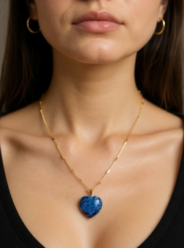Collar Corazón Negro con Cadena Dorada ensamblado a mano