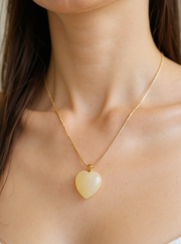 Collar Corazón Negro con Cadena Dorada ensamblado a mano
