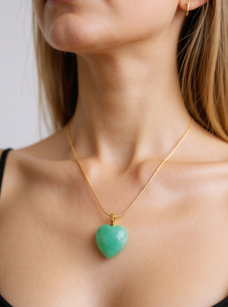 Collar Corazón Negro con Cadena Dorada ensamblado a mano