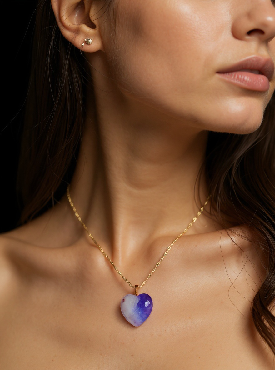 Collar Corazón Negro con Cadena Dorada ensamblado a mano