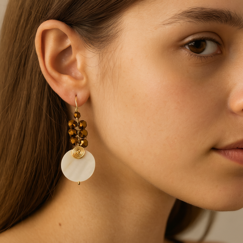 Aretes de concha plana con cristales