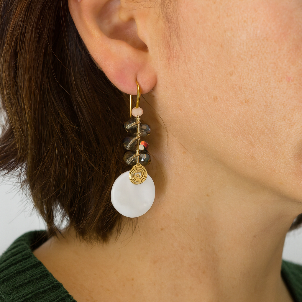 Aretes de concha plana con cristales
