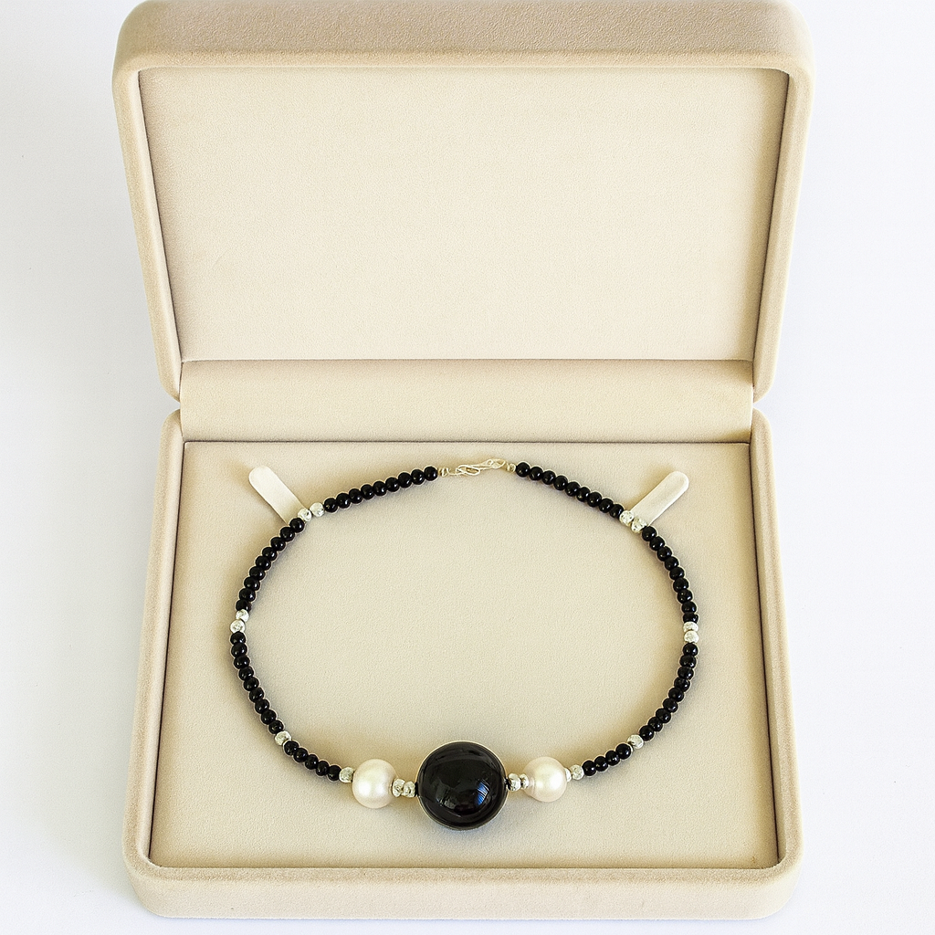 Collar con cuentas sintéticas y de latón
