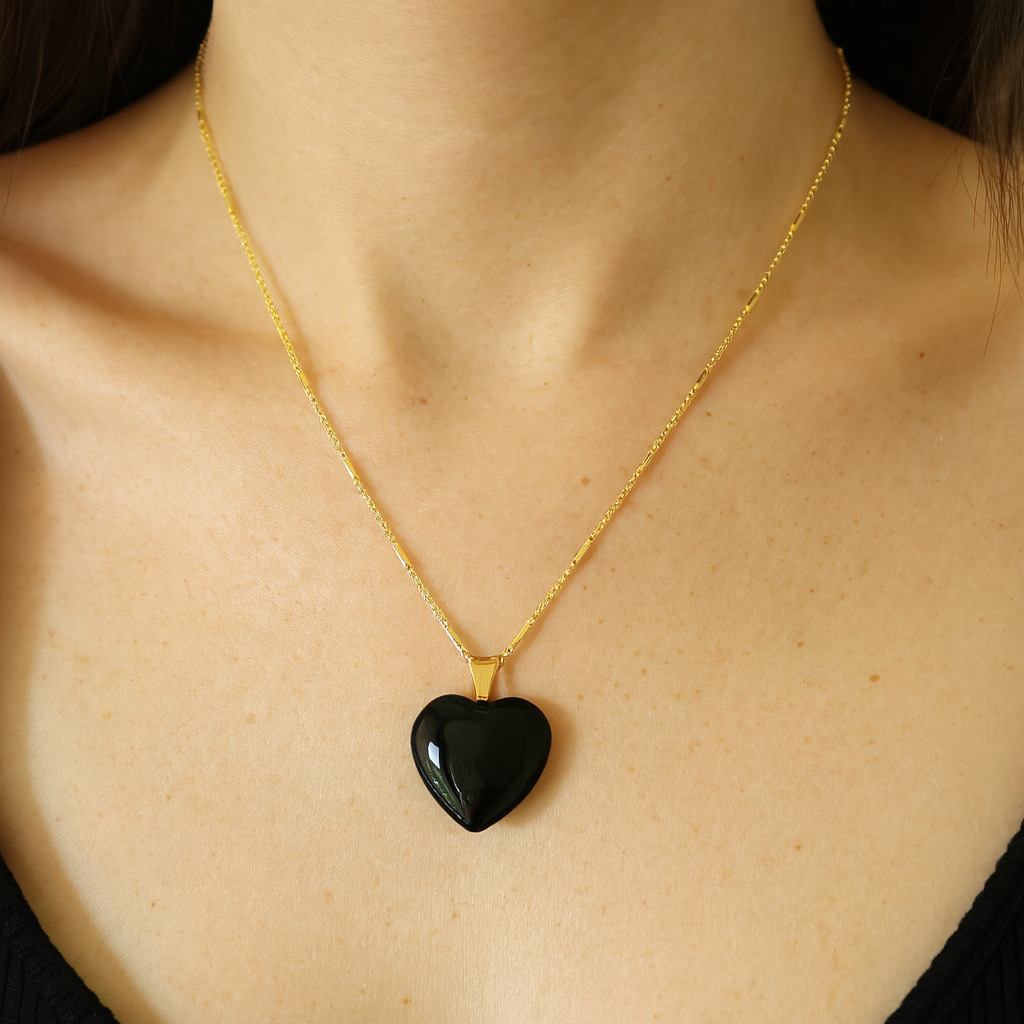 Collar Corazón Negro con Cadena Dorada ensamblado a mano