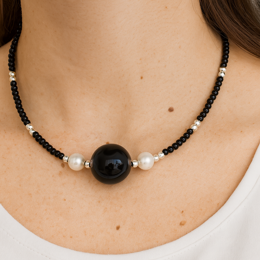 Collar con cuentas sintéticas y de latón