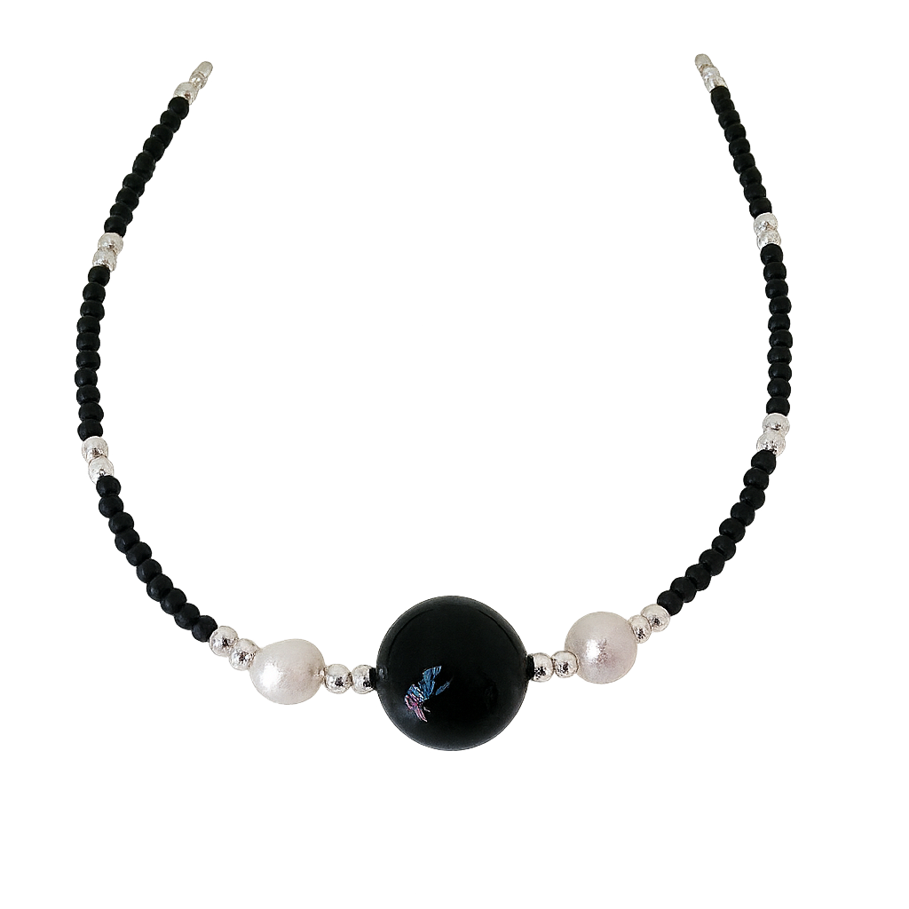 Collar con cuentas sintéticas y de latón